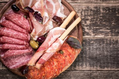 Geleneksel İspanyolca tapas veya İtalyan antipasti