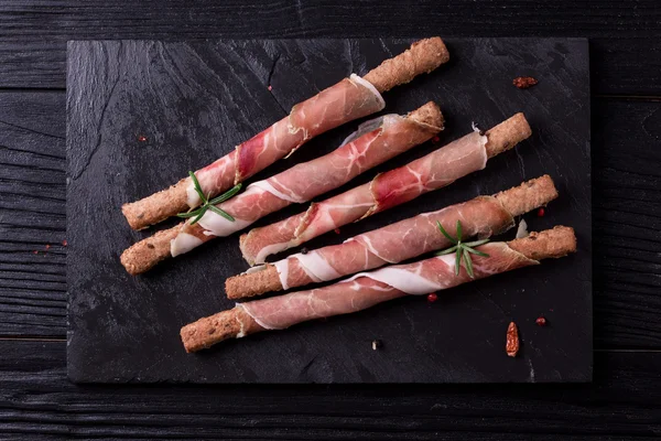 Baharat ile İtalyan mutfağının lezzetli salam dilimleri kıvrılmış — Stok fotoğraf