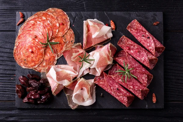Geleneksel İspanyolca tapas veya İtalyan antipasti