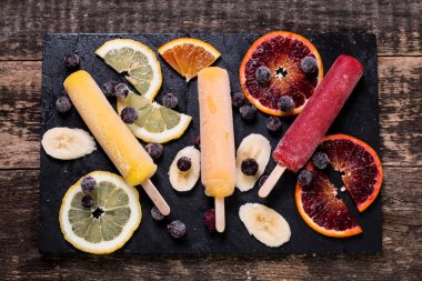 Taze meyve ile renkli çubuklu dondurmayı. Yaz ferahlatıcı dondurma