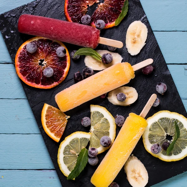 Ghiaccioli colorati con frutta fresca. Gelato rinfrescante estivo — Foto Stock