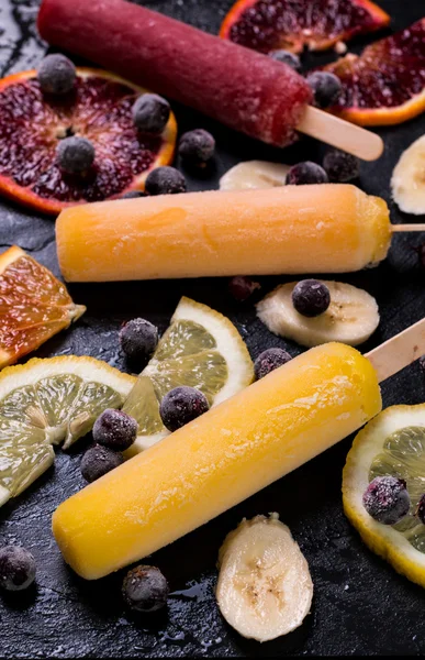 Ghiaccioli colorati con frutta fresca. Gelato rinfrescante estivo — Foto Stock