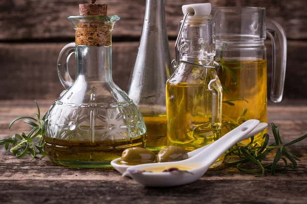 Yağlar vintage ahşap zemin üzerinde. sağlıklı gıda 