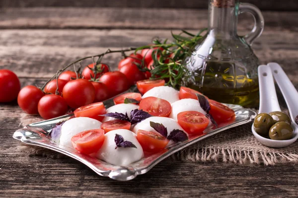 Mozzarella, körsbärstomater och färsk basilika - ingredienser för kaprissallad — Stockfoto