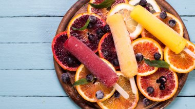 Taze meyve ile renkli çubuklu dondurmayı. Yaz ferahlatıcı dondurma