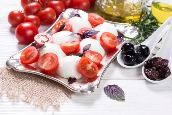 Mozzarella, pomidory wiśniowe i świeża bazylia - składniki sałatki caprese — Zdjęcie stockowe