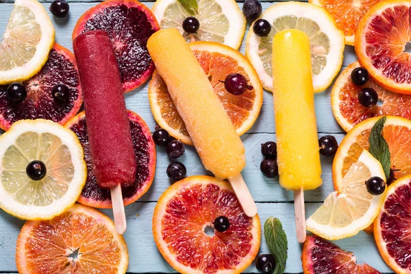 Taze meyve ile renkli çubuklu dondurmayı. Yaz ferahlatıcı dondurma