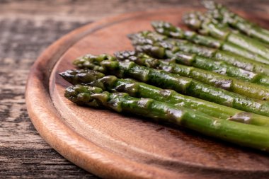 otlar ve sarımsak sote organik kuşkonmaz