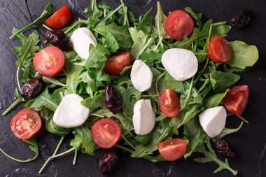 Mozzarella peyniri, salata sağlıklı gıda