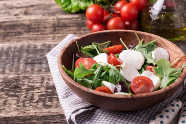 Mozzarella peyniri, salata sağlıklı gıda