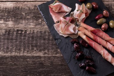 Baharat ile İtalyan mutfağının lezzetli salam dilimleri kıvrılmış 