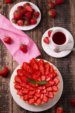 Çilek ve krema ahşap antika tablo ile tart