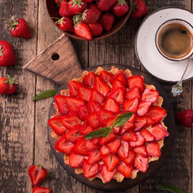 Çilek ve krema ahşap antika tablo ile tart