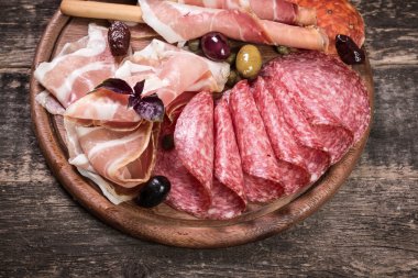 Geleneksel İspanyolca tapas veya İtalyan antipasti