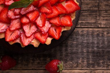 Çilek ve krema ahşap antika tablo ile tart