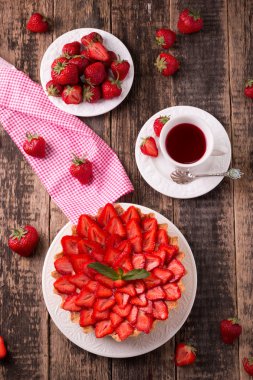 Çilek ve krema ahşap antika tablo ile tart