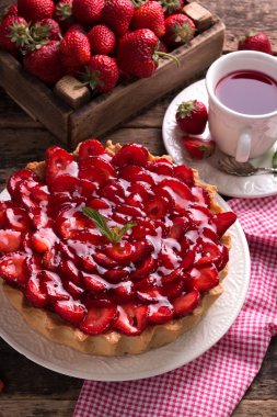 Çilek ve krema ahşap antika tablo ile tart