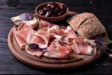 Baharat ile İtalyan mutfağının lezzetli salam dilimleri kıvrılmış 