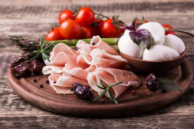 Taze prosciutto fesleğen ve mozzarella ile