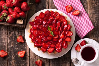 Çilek ve krema ahşap antika tablo ile tart