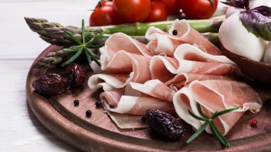 Taze prosciutto fesleğen ve mozzarella ile