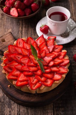 Çilek ve krema ahşap antika tablo ile tart