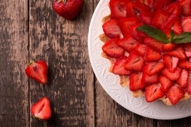 Çilek ve krema ahşap antika tablo ile tart