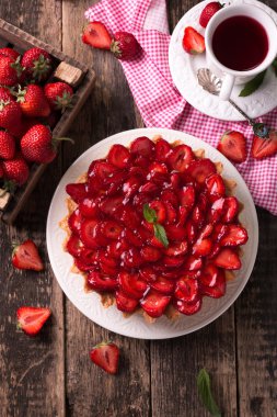 Çilek ve krema ahşap antika tablo ile tart