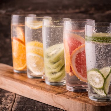 Vitaminli su meyve ile ferahlık soğuk içecek ahşap arka plan üzerinde