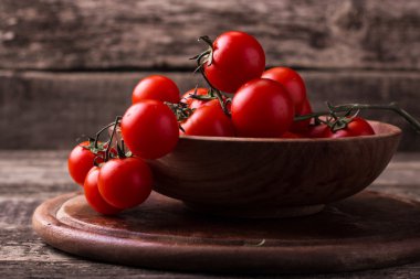 Ahşap arka planda kiraz domatesleri