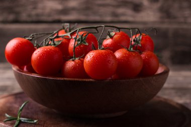 Ahşap arka planda kiraz domatesleri