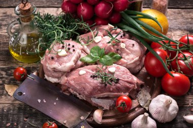 Taze kasap et ürün yelpazesine ahşap masa üzerinde taze biberiye ile süslenmiş kesmek
