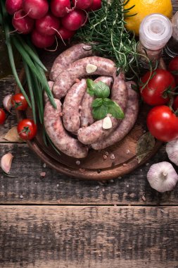 Taze kasap et ürün yelpazesine ahşap masa üzerinde taze biberiye ile süslenmiş kesmek
