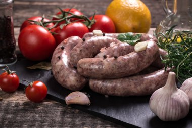 Taze kasap et ürün yelpazesine ahşap masa üzerinde taze biberiye ile süslenmiş kesmek