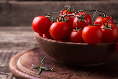 Ahşap arka planda kiraz domatesleri