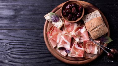 Baharat ile İtalyan mutfağının lezzetli salam dilimleri kıvrılmış 