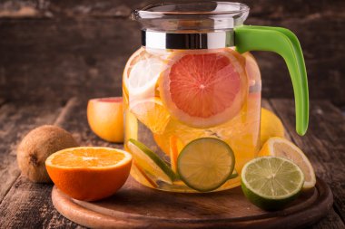 Vitaminli su meyve ile ferahlık soğuk içecek ahşap arka plan üzerinde