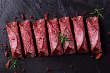 Fesleğen ve şarap, seçici odak ile lezzetli salam