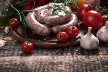 Taze kasap et ürün yelpazesine ahşap masa üzerinde taze biberiye ile süslenmiş kesmek