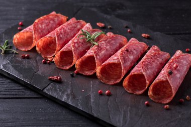 Fesleğen ve şarap, seçici odak ile lezzetli salam