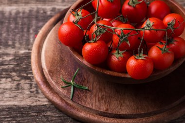 Ahşap arka planda kiraz domatesleri