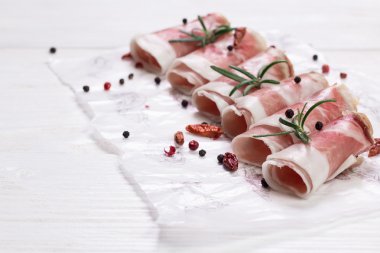 Baharat ile İtalyan mutfağının lezzetli salam dilimleri kıvrılmış 