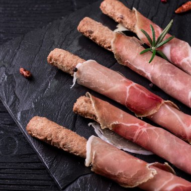 Baharat ile İtalyan mutfağının lezzetli salam dilimleri kıvrılmış 