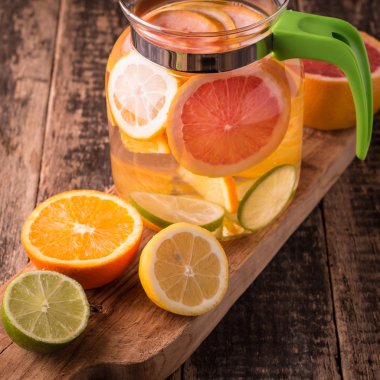 Vitaminli su meyve ile ferahlık soğuk içecek ahşap arka plan üzerinde