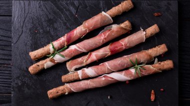 Baharat ile İtalyan mutfağının lezzetli salam dilimleri kıvrılmış 