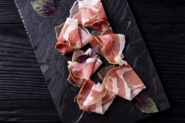 Baharat ile İtalyan mutfağının lezzetli salam dilimleri kıvrılmış 