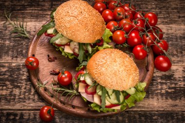 antika ahşap zemin üzerine ev yapımı hamburger