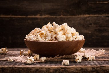 bir kase mısır ahşap bir masa üzerinde