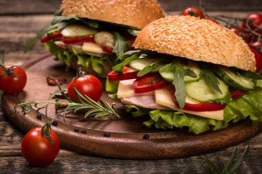 antika ahşap zemin üzerine ev yapımı hamburger