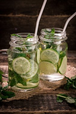 su ile limon, limon ve nane ahşap bir masa üzerinde Detoks